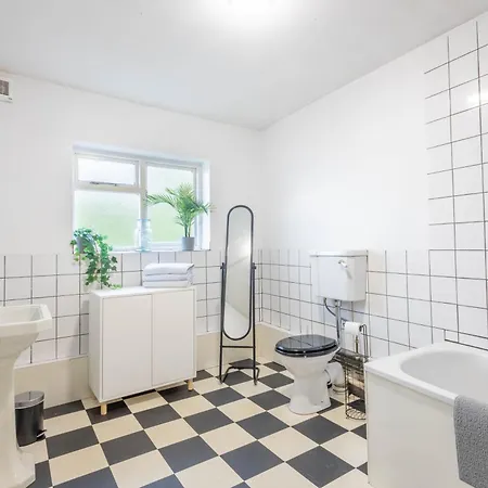 Spacious, 3 Bed House, Wi-fi, Long Term Discounts Apartment