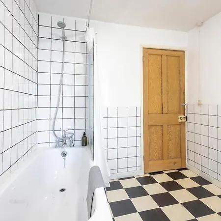 Apartment Spacious, 3 Bed House, Wi-fi, Long Term Discounts *