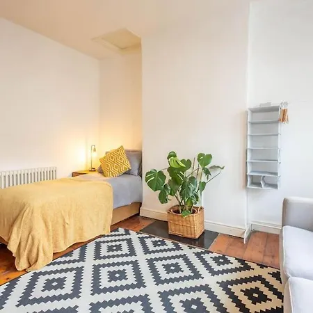Apartment Spacious, 3 Bed House, Wi-fi, Long Term Discounts *