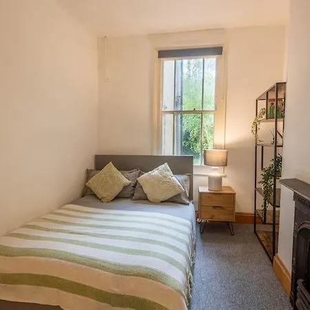 Spacious, 3 Bed House, Wi-fi, Long Term Discounts Apartment Bristol