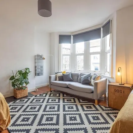 Spacious, 3 Bed House, Wi-fi, Long Term Discounts