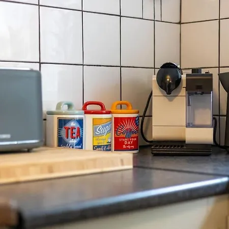 Apartment Spacious, 3 Bed House, Wi-fi, Long Term Discounts *