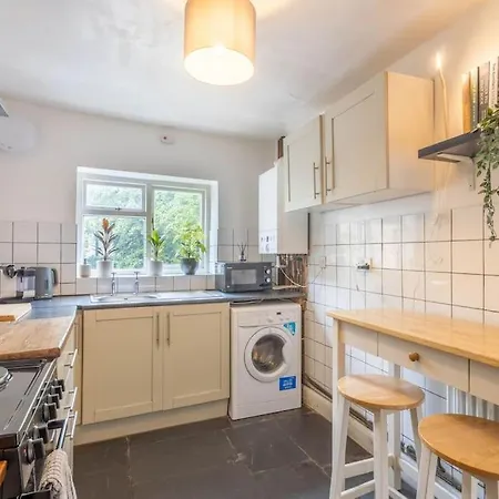 Spacious, 3 Bed House, Wi-fi, Long Term Discounts Bristol