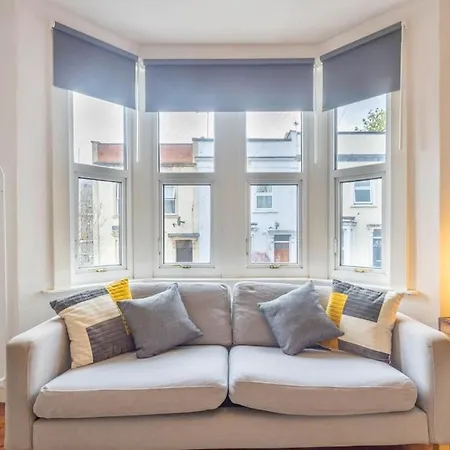 Spacious, 3 Bed House, Wi-fi, Long Term Discounts *