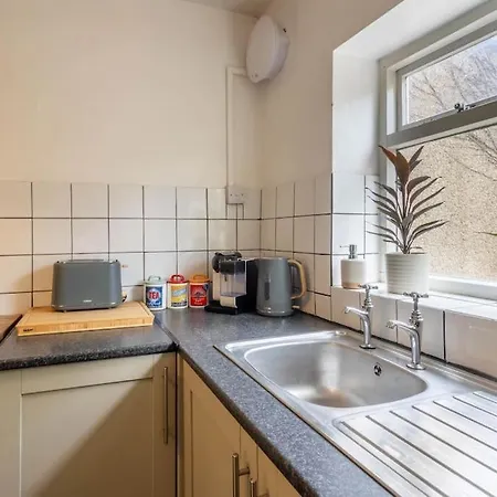 Spacious, 3 Bed House, Wi-fi, Long Term Discounts Apartment *