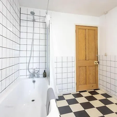 Spacious, 3 Bed House, Wi-fi, Long Term Discounts Apartment Bristol