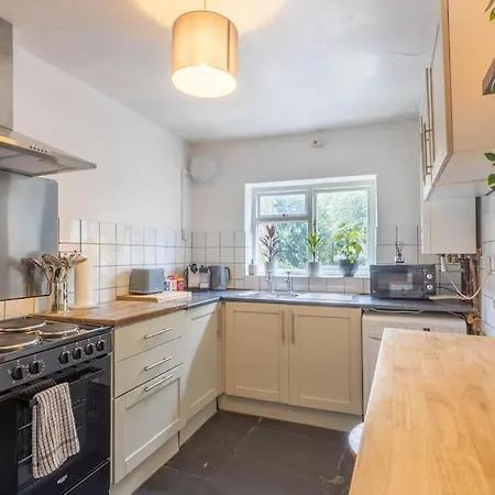 Spacious, 3 Bed House, Wi-fi, Long Term Discounts Apartment