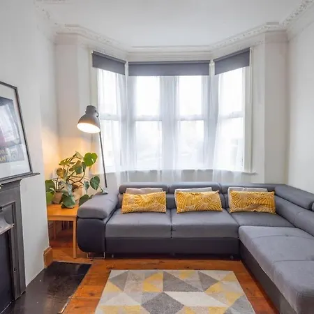Spacious, 3 Bed House, Wi-fi, Long Term Discounts