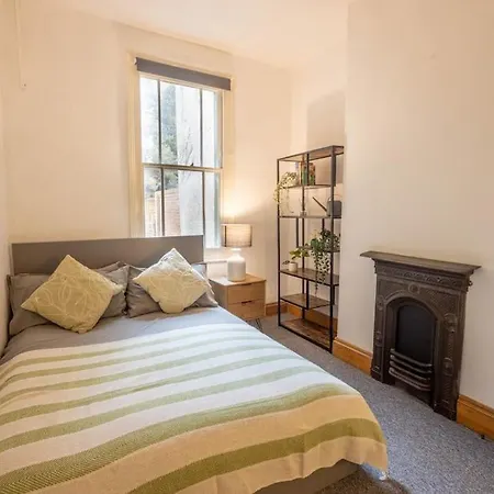 Spacious, 3 Bed House, Wi-fi, Long Term Discounts Apartment