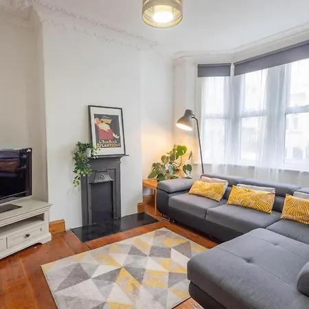 Spacious, 3 Bed House, Wi-fi, Long Term Discounts